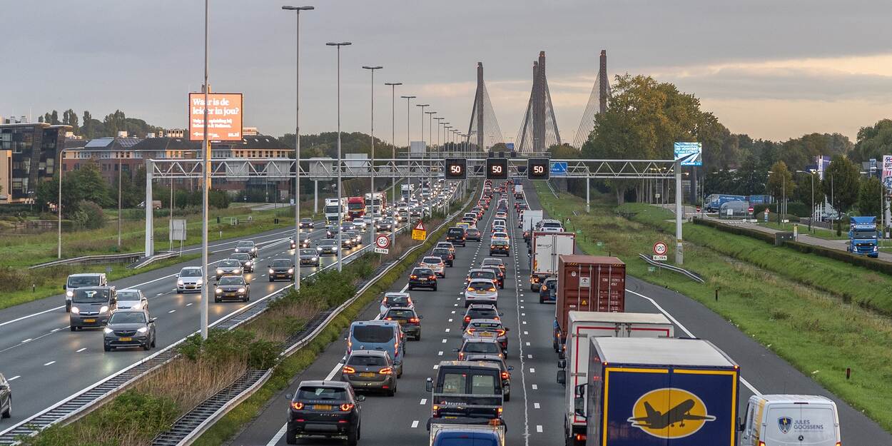 Decoratieve foto van de snelweg A2 tussen Deil en Vught