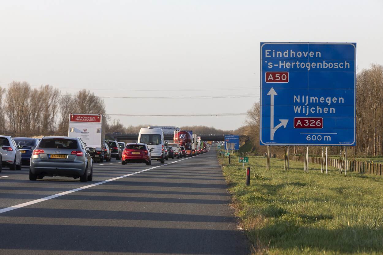 Een file op de snelweg A50 Ewijk-Bankhoef-Paalgraven