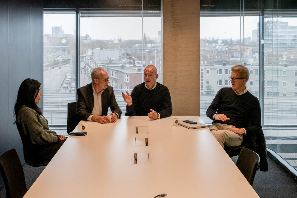 Huib van der Kolk, Roeland Schmidt, Kai Lian, Ronald Buitenhek in gesprek met elkaar.