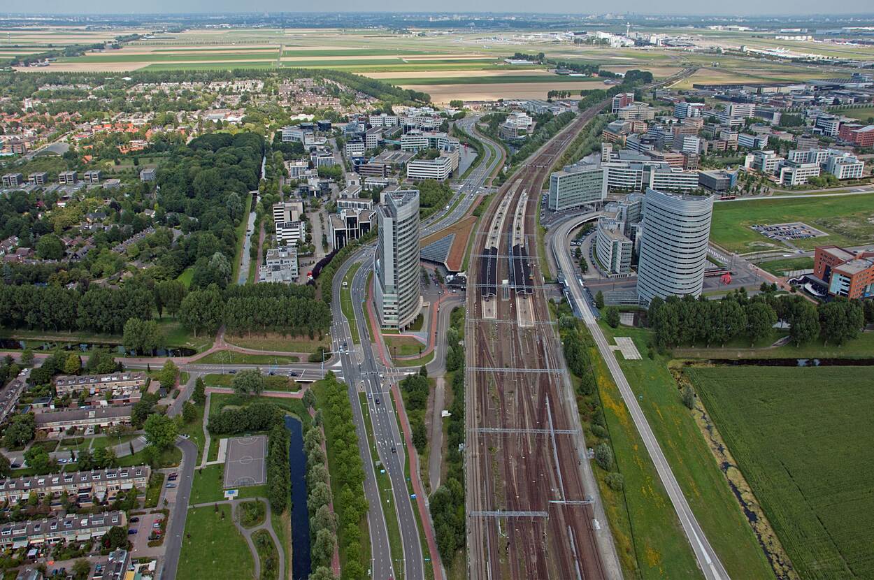 Decoratieve luchtfoto van stationsgebied hoofddorp