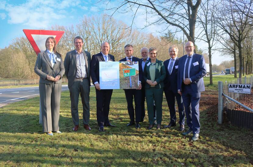 Groepsfoto bij de ondertekening van de startbeslissing N35 tussen Wijthmen en Nijverdal